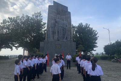 Hoạt động trải nghiệm với chủ đề ” Tự hào quê hương Hải đội Hoàng Sa”