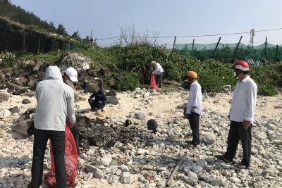 Lao động làm sạch môi trường tại cổng Tò vò
